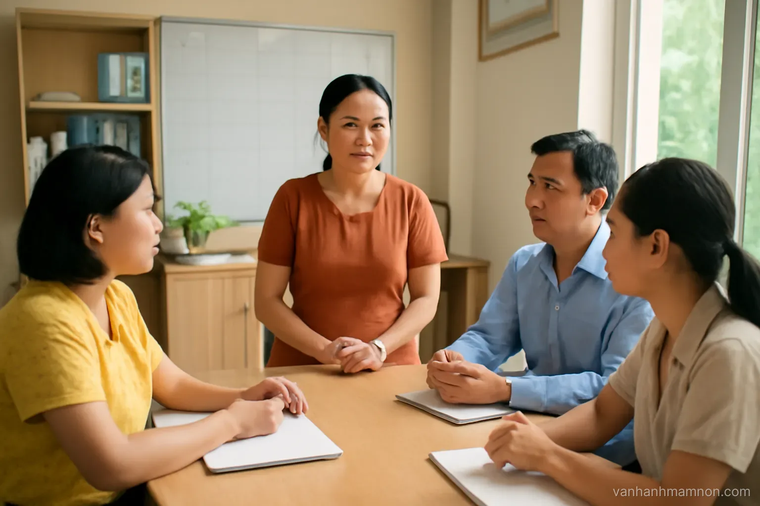 Xử lý phụ huynh đón muộn: quy định và tình người